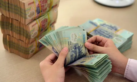 Người dân Việt Nam đang gửi hơn 7,4 triệu tỷ đồng vào ngân hàng, lãi suất thế nào mà tiền gửi cao kỷ lục?