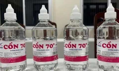 Bóc trần chiêu trò sản xuất cồn y tế giả của Phó Chủ tịch thị trấn ở Hà Nội