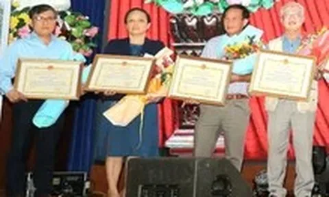 Tỉnh Khánh Hòa tặng bằng khen Văn phòng đại diện báo Tuổi Trẻ vùng Nam Trung Bộ và Tây Nguyên