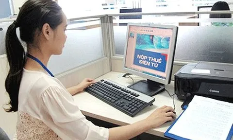 Doanh thu tháng này 100 triệu đồng, tháng sau 120 triệu nhưng tháng kế tiếp khó khăn chỉ 10 triệu thì đóng thuế thế nào?