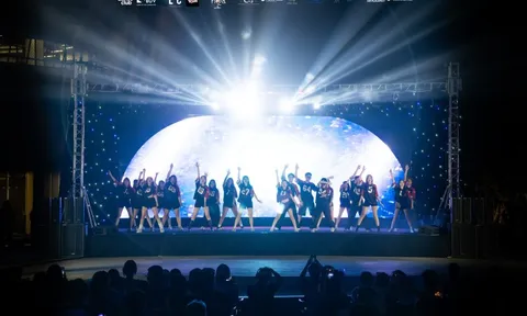 Bùng nổ 'điệu nhảy đa vũ trụ' của sinh viên Trường ĐH Anh Quốc Việt Nam tại The Universe Showcase
