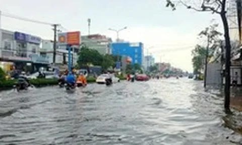 Cần Thơ mưa lớn nhất từ đầu mùa, các tuyến đường ngập như sông