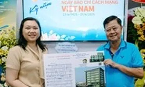 Nhạc sĩ Nguyễn Văn Hiên tặng ca khúc ‘Tuổi Trẻ - Vì một thế giới mới’ cho báo Tuổi Trẻ