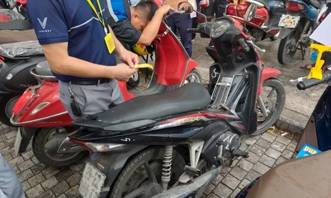 Vừa tới sự kiện, nam thanh niên 'mất' luôn chiếc Wave gắn bó hơn chục năm 'vào tay VinFast'
