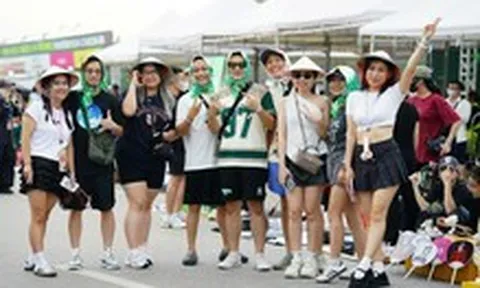 Fan Việt thuê xe sang quảng bá G-Dragon khắp Hà Nội, có người đòi theo về Hàn