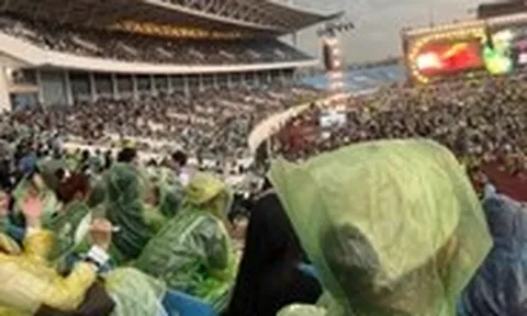 Ba sự kiện âm nhạc lớn ở Hà Nội đều mưa to; DPR Ian xả ảnh đi ăn phở Hà Nội