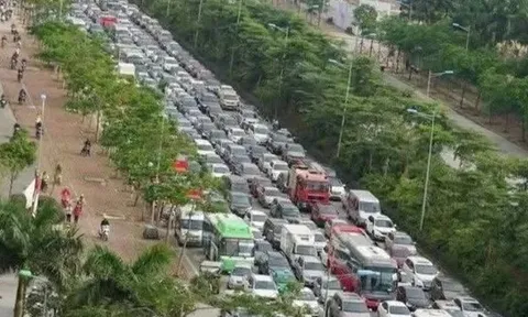 Ùn ứ trên 2 tuyến đường vừa dựng hàng rào cứng phân làn ô tô, xe máy tại Hà Nội