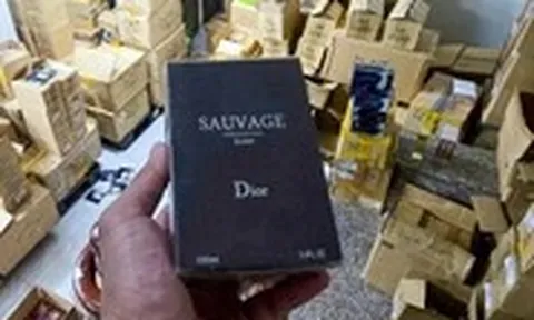 Cận cảnh kho hàng hơn 10.000 chai nước hoa Chanel, Bvlgari, Dior... giả, Công an TP.HCM vừa thu giữ