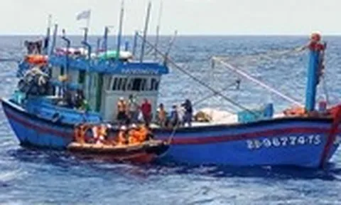 Cấp cứu kịp thời ngư dân bị đột quỵ trên vùng biển Hoàng Sa