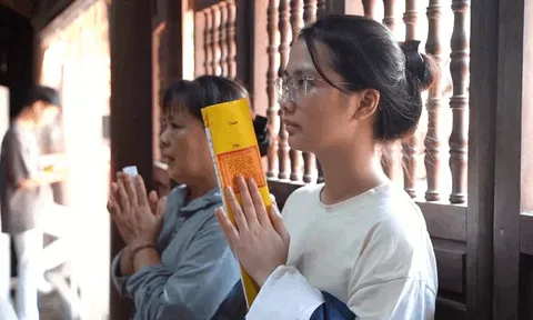Hàng trăm Sĩ tử đến chùa Đậu cầu may trước kỳ thi THPT 2025