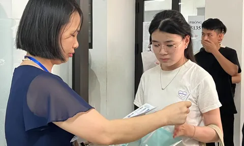 Sỹ tử hoàn thành bài Ngữ Văn, đề dễ thở, thí sinh phấn khởi
