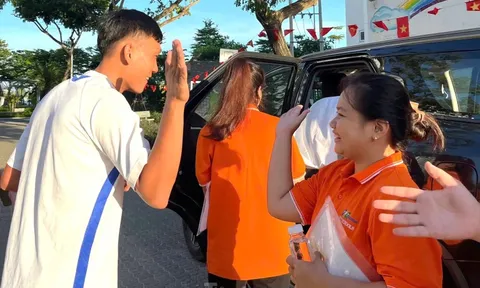 Đại gia đình đưa 21 sĩ tử đặc biệt ở Đà Nẵng đi thi