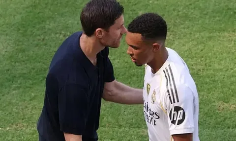 Xabi Alonso thử nghiệm Trent Alexander-Arnold tại Club World Cup