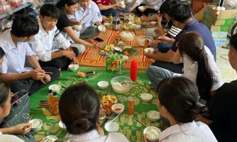 Cơm trưa, chỗ nghỉ miễn phí: Nghĩa tình mùa thi từ vợ chồng vùng núi