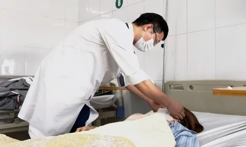 Tự nặn mụn bọc, nữ bệnh nhân nhập viện vì viêm mô bào