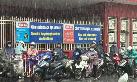 Xúc động hình ảnh phụ huynh TPHCM đội mưa chờ con thi tốt nghiệp