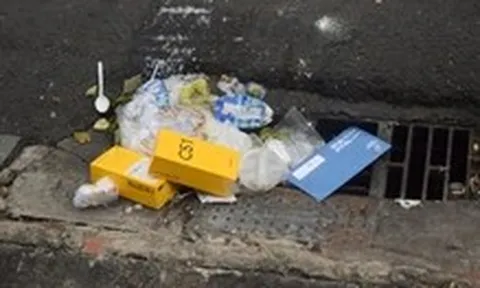 Nhiều lỗ cống 'há miệng' giữa trời mưa, hút rác sinh hoạt xuống hệ thống thoát nước