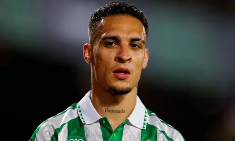 Tương lai Antony tại Betis bế tắc vì tiền