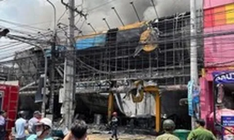 Cửa hàng Điện Máy Xanh ở Đồng Nai bốc cháy dữ dội