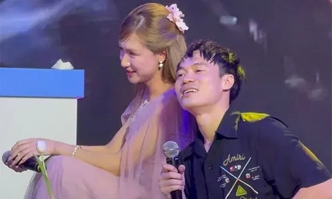 Ca sĩ Hòa Minzy cùng cầu thủ Văn Toàn tái xuất khiến dân tình "đứng ngồi không yên"