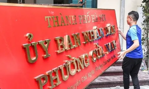 Hà Nội thay biển trụ sở phường mới, sẵn sàng vận hành chính quyền 2 cấp từ 1/7