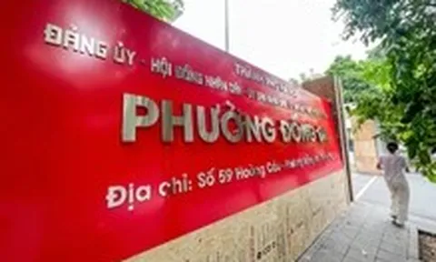 Các phường mới ở Hà Nội dọn dẹp, lắp biển để đón thời khắc lịch sử