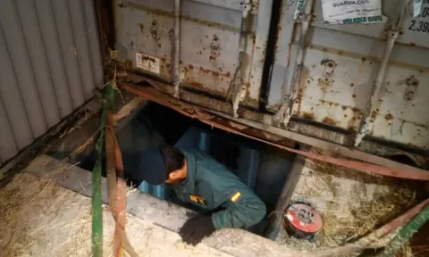 Sâu 4 mét dưới lòng đất: Cảnh sát phát hiện nhà máy thuốc lá giả, lợi nhuận "khủng" hơn 19 tỷ/tuần