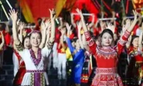 Người dân Yên Bái đội mưa xem chương trình nghệ thuật chào mừng thành lập tỉnh Lào Cai mới