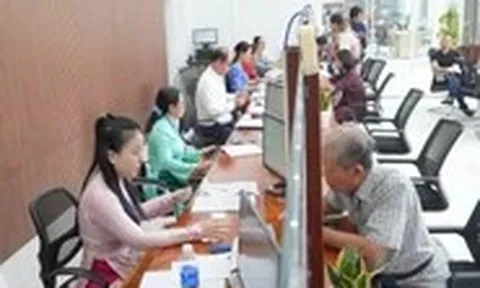 Ngày đầu vận hành chính quyền 2 cấp ở miền Trung, dân làm thủ tục đông tới trưa