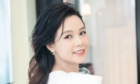 "Hot girl đời đầu" lộ vòng 2 to bất thường, nghi vấn mang bầu lần 2?