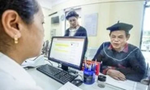 Ngày đầu vận hành chính quyền hai cấp, nhiều người dân ở Lào Cai quan tâm thủ tục đất đai