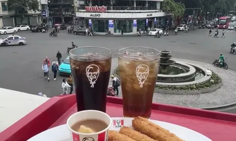 Khách Trung hết lời khen hàng KFC view "độc nhất vô nhị" ở Hà Nội, ai ngờ lại có chi tiết dở khóc dở cười