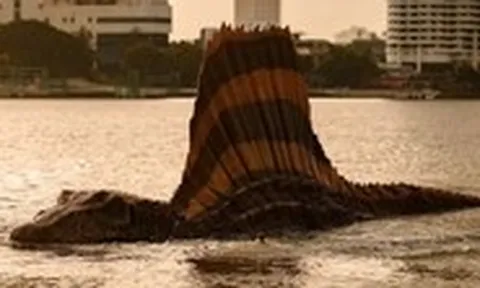 Thái Lan đem khủng long Spinosaurus ra sông Chao Phraya, người dân choáng khi xem loài tiền sử