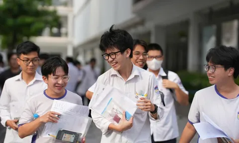 Giữa 'cơn bão' phê đề khó, Bộ GD&ĐT nói chờ kết quả chấm thi