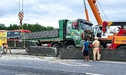 Xe khách va chạm xe đầu kéo trên quốc lộ 1, chắn ngang một làn đường