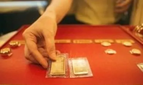 Giá vàng miếng SJC vượt 121 triệu đồng/lượng, giá USD kịch trần