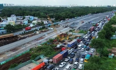 Ùn tắc nhiều giờ từ nút giao An Phú lên cao tốc TP.HCM - Dầu Giây