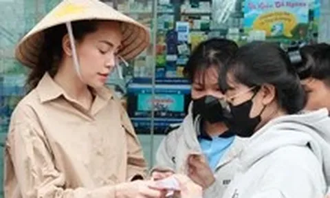 Ca sĩ Hồ Ngọc Hà đội mưa bán vé số giúp cô bé bệnh tim