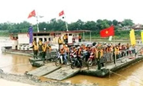 Phà quân sự vận hành trở lại cho người dân qua khu vực cầu Phong Châu