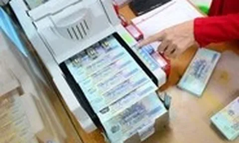 Tiền tiết kiệm được gửi vào ngân hàng vượt 15 triệu tỉ đồng