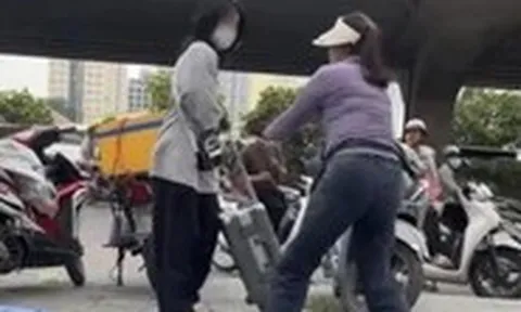 Bà bán trà đá đuổi cô gái khỏi vỉa hè vì 'đứng vào chỗ bán hàng', Công an lập hồ sơ xử lý