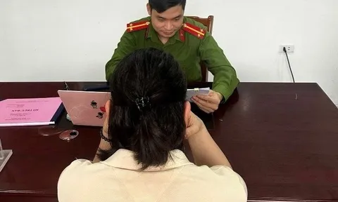 Mãi không rút được 2,1 tỷ đồng trong tài khoản, ngân hàng không giải quyết, người phụ nữ Hà Nội báo công an