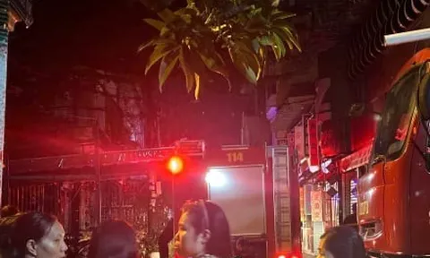 Cháy chung cư ở TP.HCM trong đêm, 8 người tử vong
