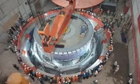 Lắp đặt rotor 585 tấn vào nhà máy thủy điện mở rộng lớn nhất Việt Nam