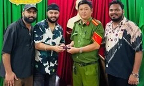 Công an phường Chợ Quán trích xuất camera tìm điện thoại cho du khách