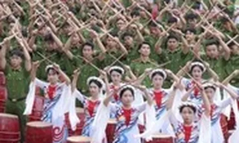 Khai mạc giải bóng đá hoành tráng, có trống hội và Võ Hạ Trâm, Đông Hùng 'đốt cháy' sân khấu