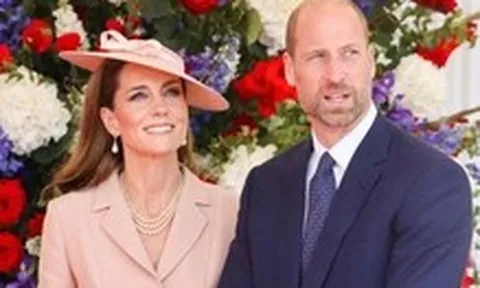 Công nương Kate Middleton lần đầu diện Dior đón Tổng thống Pháp đến Vương quốc Anh