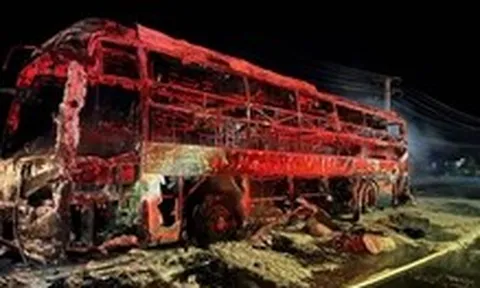 Xe khách cháy trơ khung trên quốc lộ 1, tỉnh Lâm Đồng