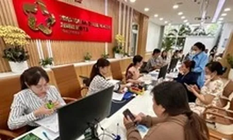 Dân đến đông đảo, cán bộ phường Bình Tiên, Bình Phú, Bình Tây… túc trực hỗ trợ làm thủ tục nhanh