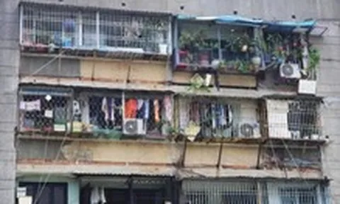 'Chuồng cọp' kín bưng, bít lối thoát hiểm nhiều chung cư cũ ở TP.HCM